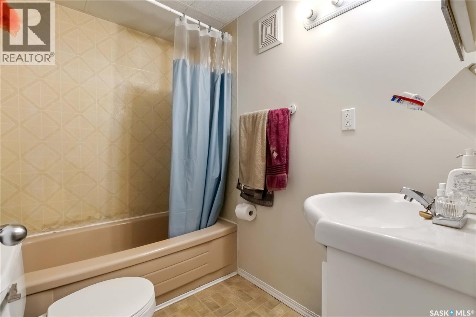 315 I Avenue S, Saskatoon, SK - Indoor Photo Showing Bathroom