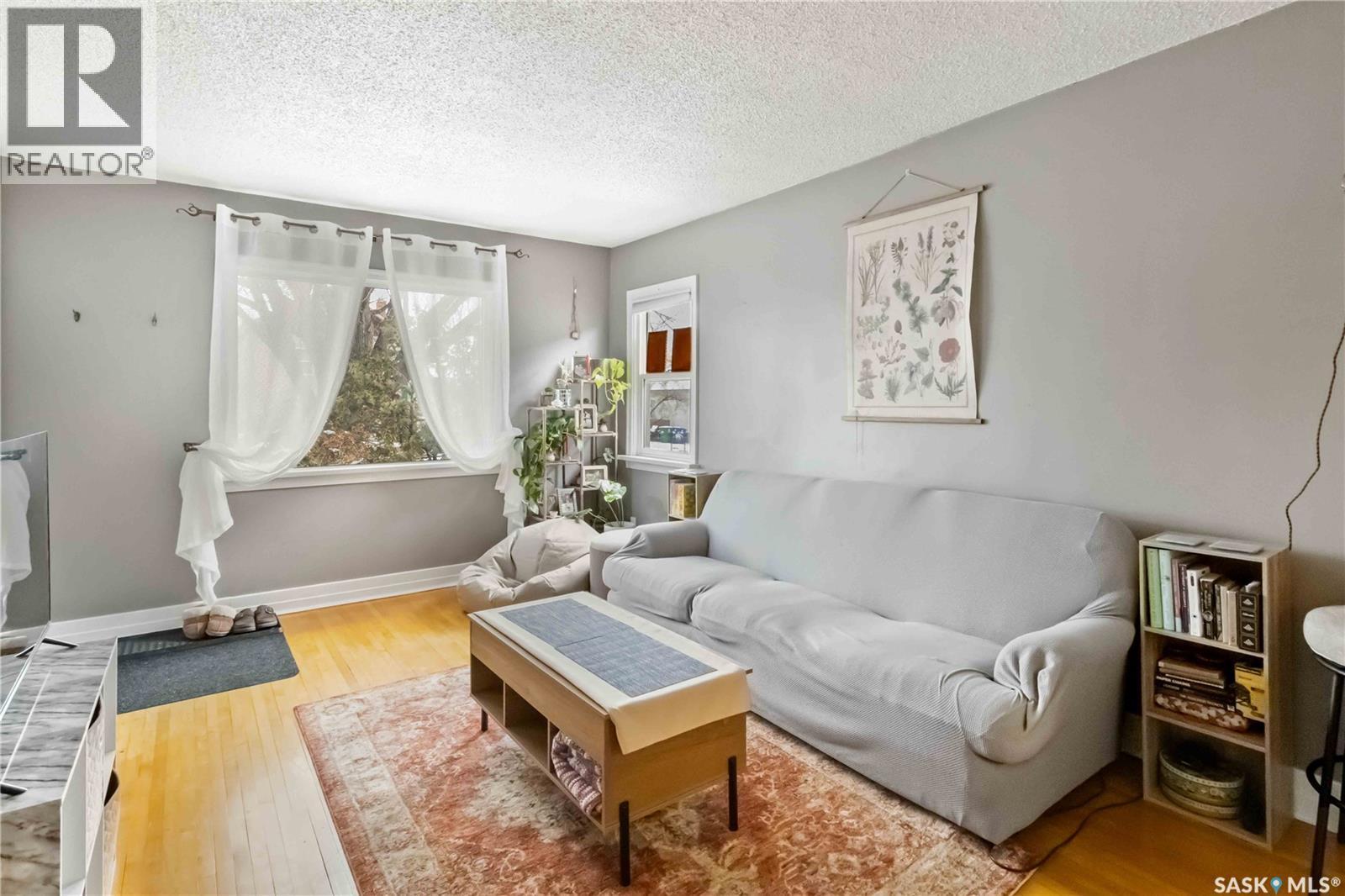 315 I Avenue S, Saskatoon, SK - Indoor Photo Showing Living Room