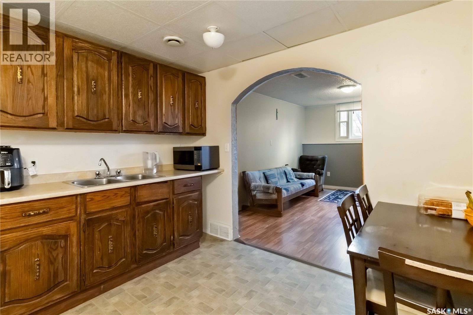 315 I Avenue S, Saskatoon, SK - Indoor Photo Showing Kitchen With Double Sink