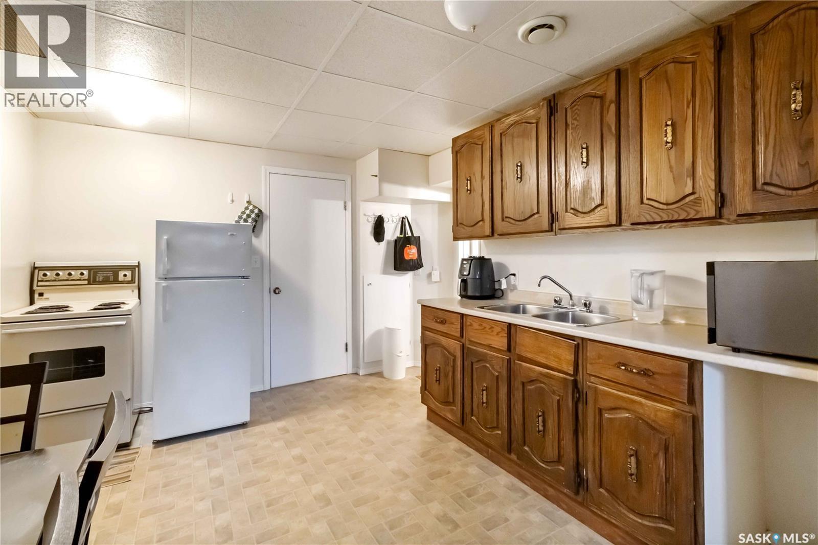 315 I Avenue S, Saskatoon, SK - Indoor Photo Showing Kitchen With Double Sink
