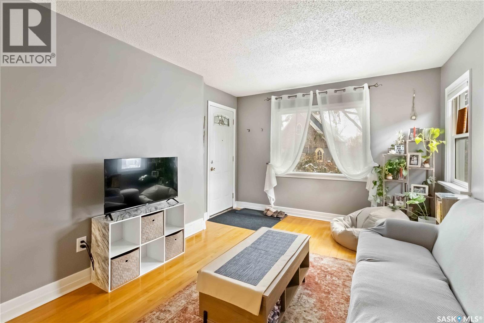 315 I Avenue S, Saskatoon, SK - Indoor Photo Showing Living Room