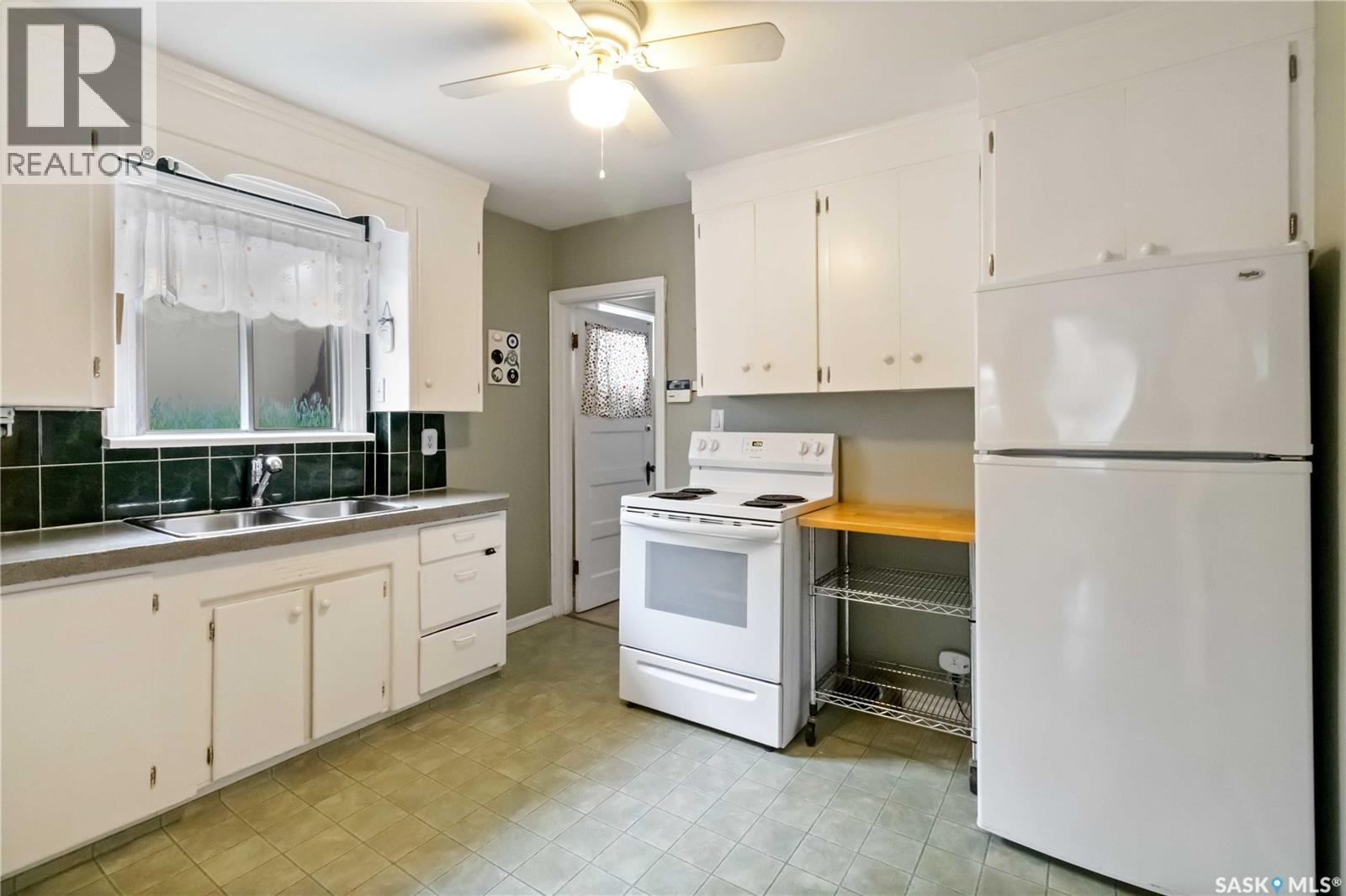 315 I Avenue S, Saskatoon, SK - Indoor Photo Showing Kitchen With Double Sink