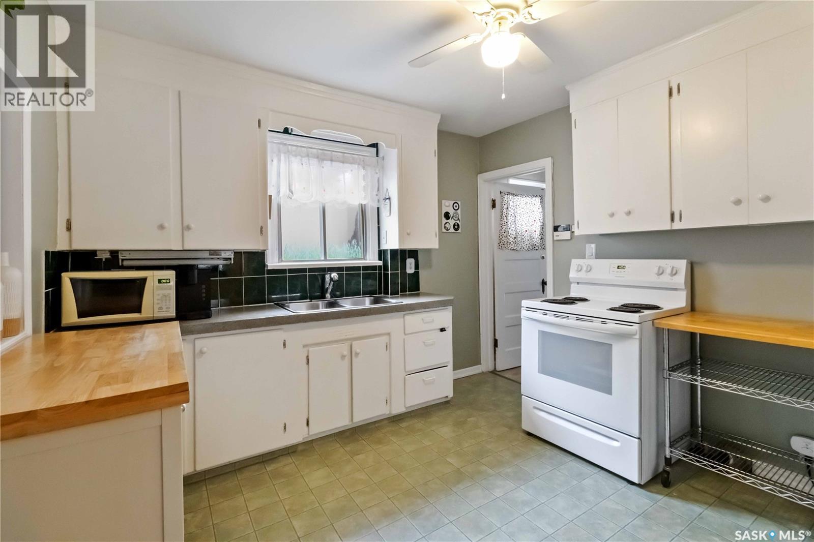 315 I Avenue S, Saskatoon, SK - Indoor Photo Showing Kitchen With Double Sink