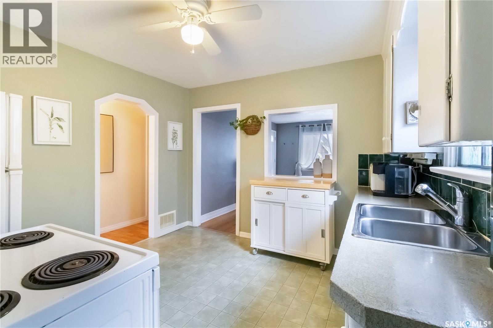 315 I Avenue S, Saskatoon, SK - Indoor Photo Showing Kitchen With Double Sink