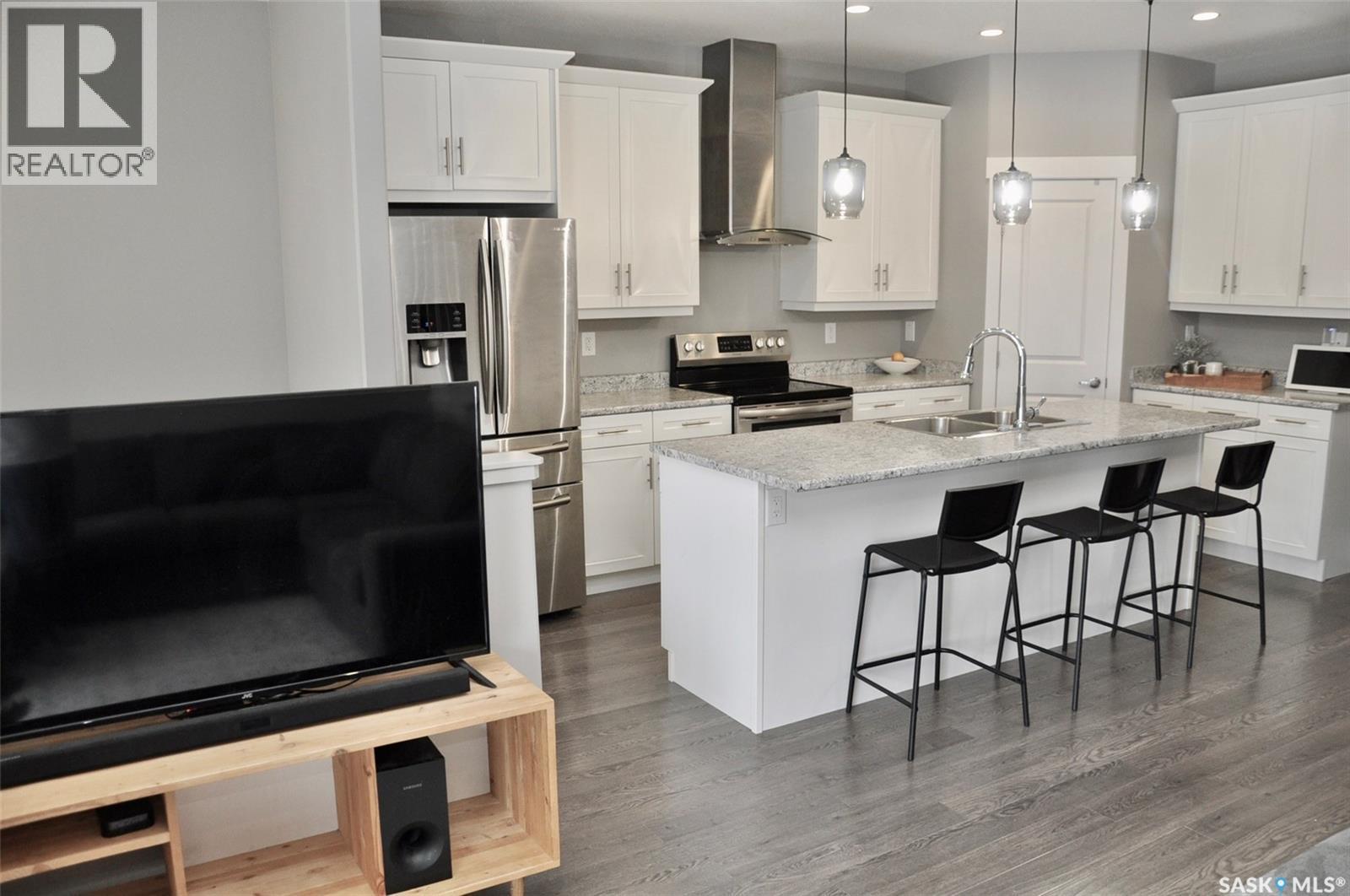 632 Ells Crescent, Saskatoon, SK - Indoor Photo Showing Kitchen With Double Sink With Upgraded Kitchen