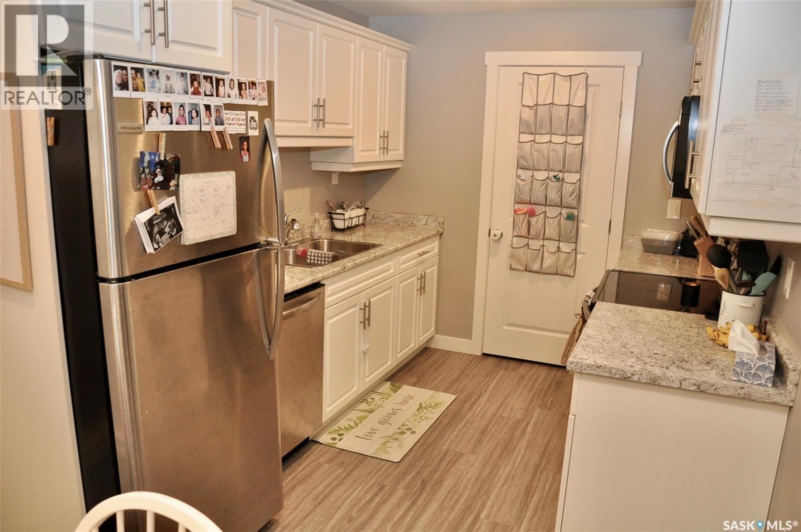 632 Ells Crescent, Saskatoon, SK - Indoor Photo Showing Kitchen