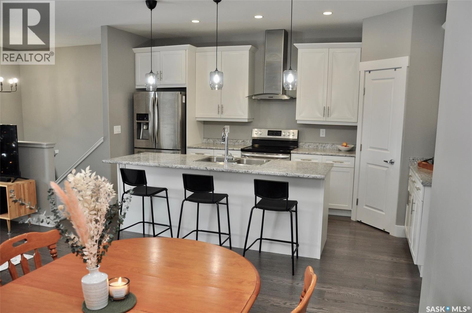 632 Ells Crescent, Saskatoon, SK - Indoor Photo Showing Kitchen With Upgraded Kitchen