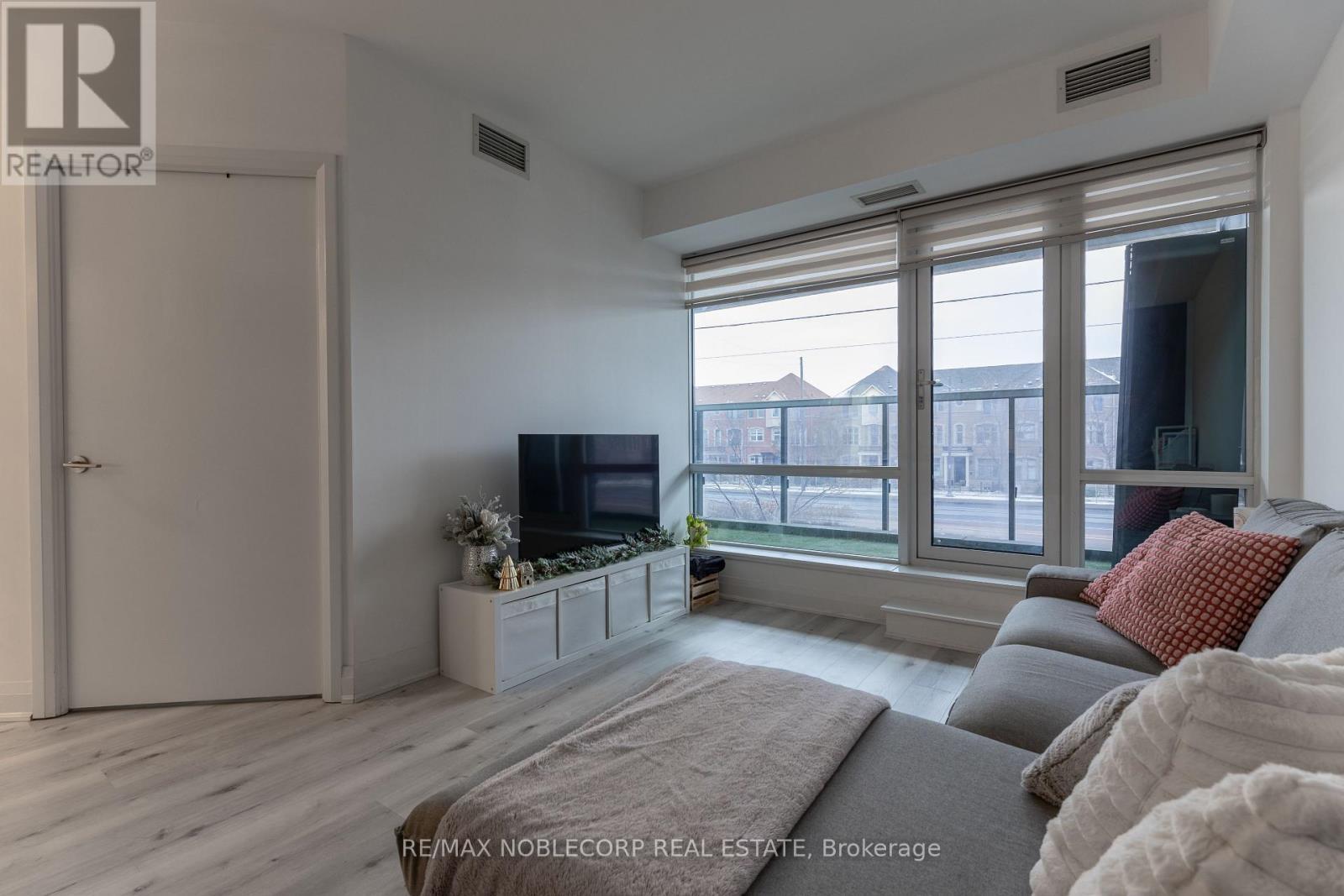 232 - 4800 Highway 7, Vaughan, ON - Indoor Photo Showing Living Room
