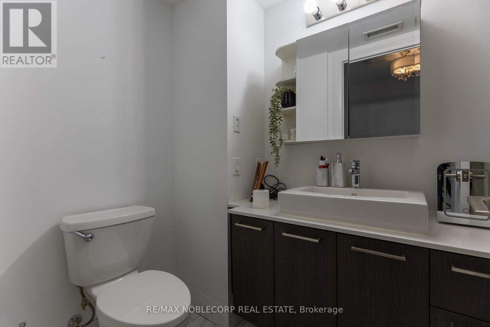 232 - 4800 Highway 7, Vaughan, ON - Indoor Photo Showing Bathroom