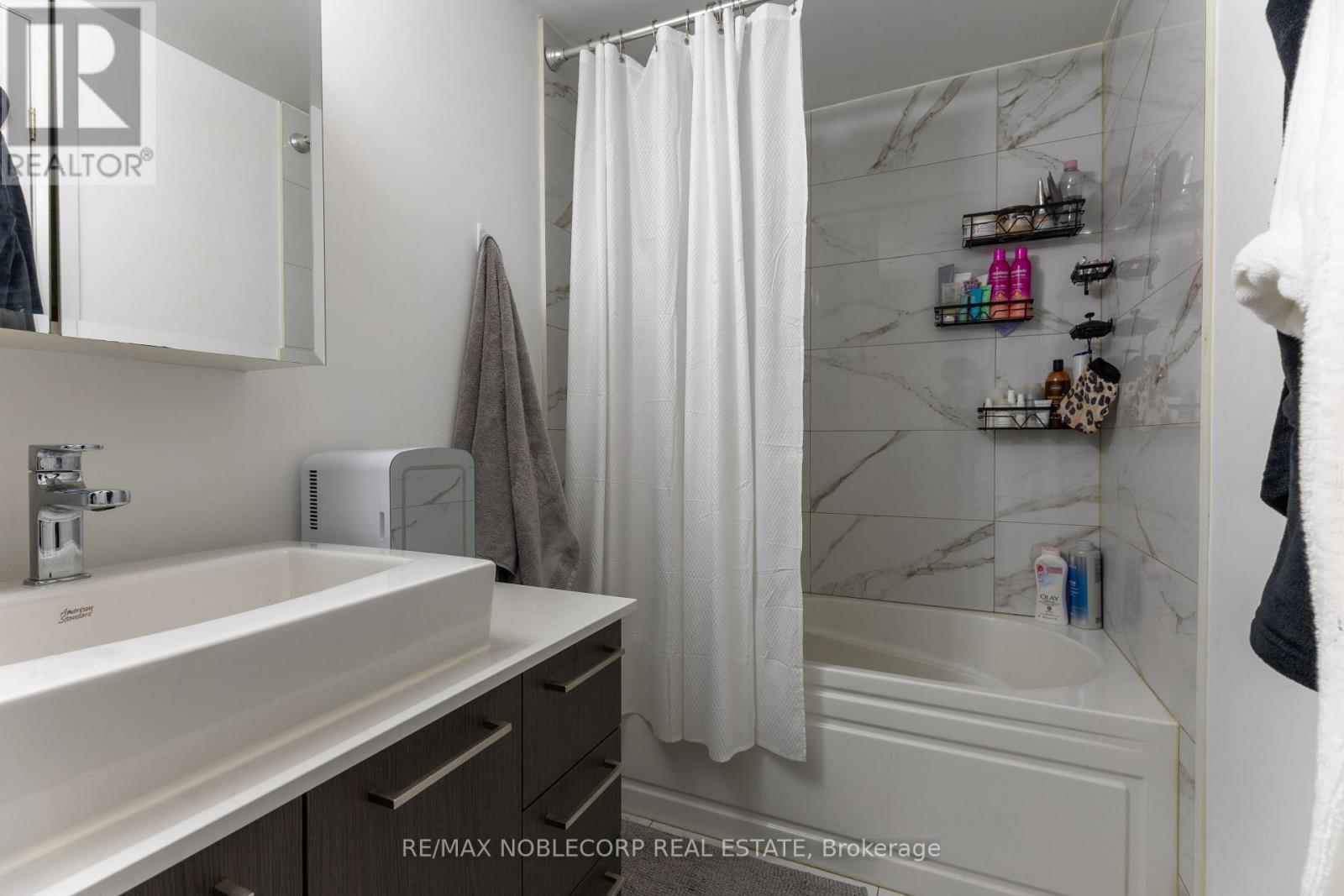 232 - 4800 Highway 7, Vaughan, ON - Indoor Photo Showing Bathroom