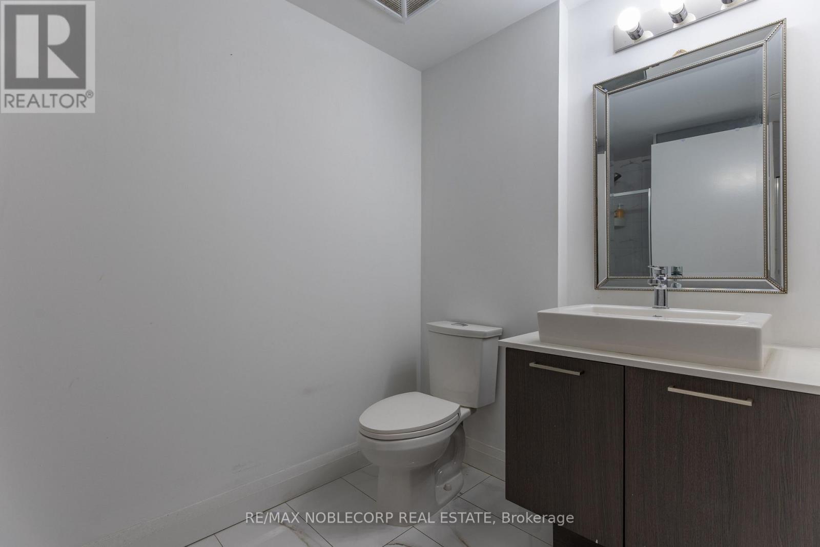 232 - 4800 Highway 7, Vaughan, ON - Indoor Photo Showing Bathroom