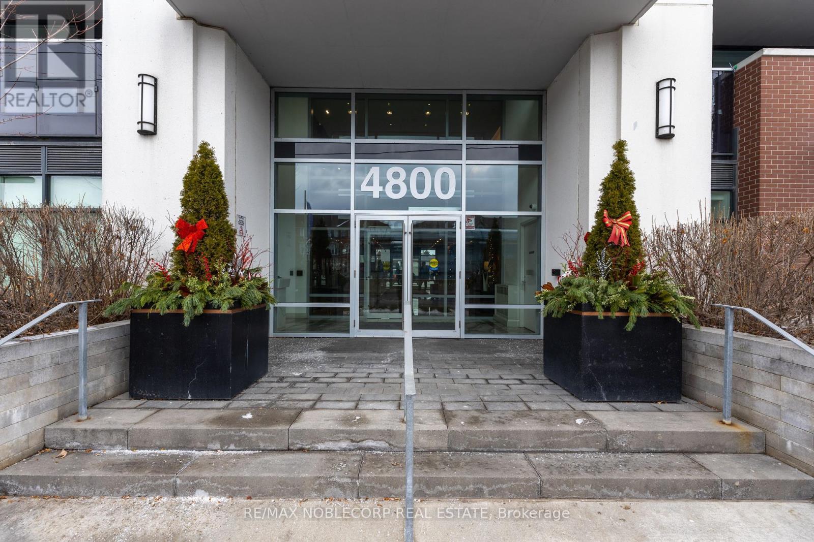 232 - 4800 Highway 7, Vaughan, ON - Outdoor