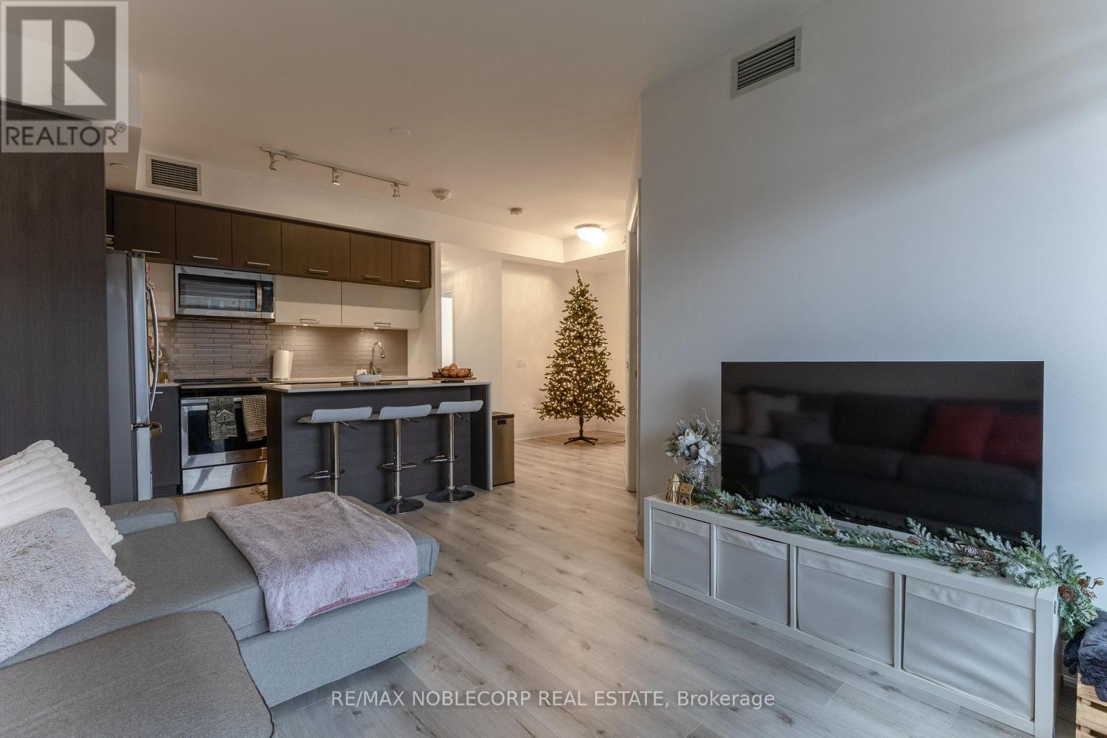 232 - 4800 Highway 7, Vaughan, ON - Indoor Photo Showing Living Room