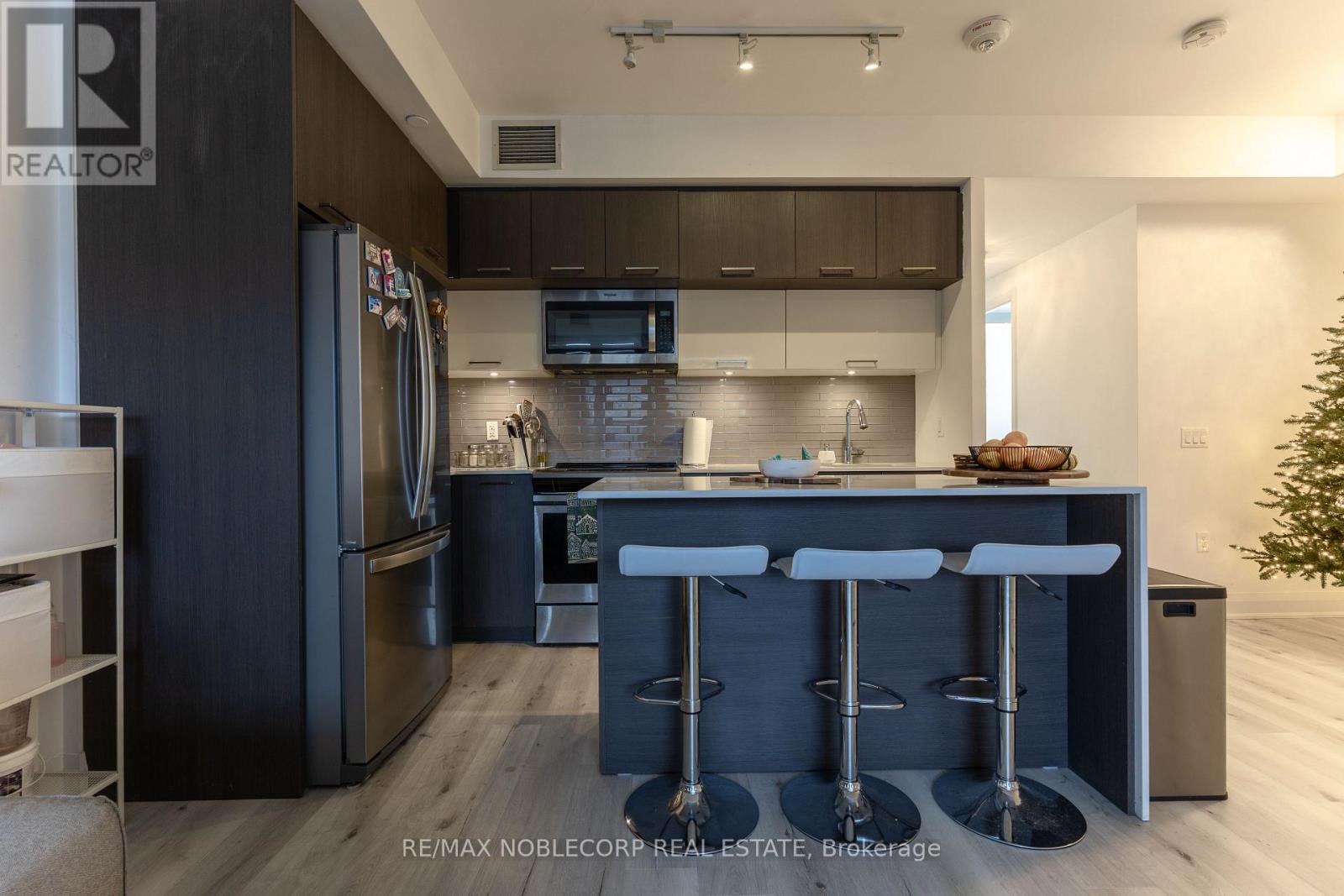 232 - 4800 Highway 7, Vaughan, ON - Indoor Photo Showing Kitchen With Stainless Steel Kitchen With Upgraded Kitchen