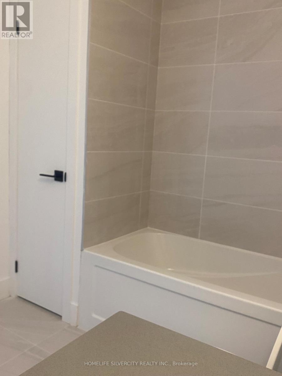 908 - 2782 Barton Street E, Hamilton, ON - Indoor Photo Showing Bathroom