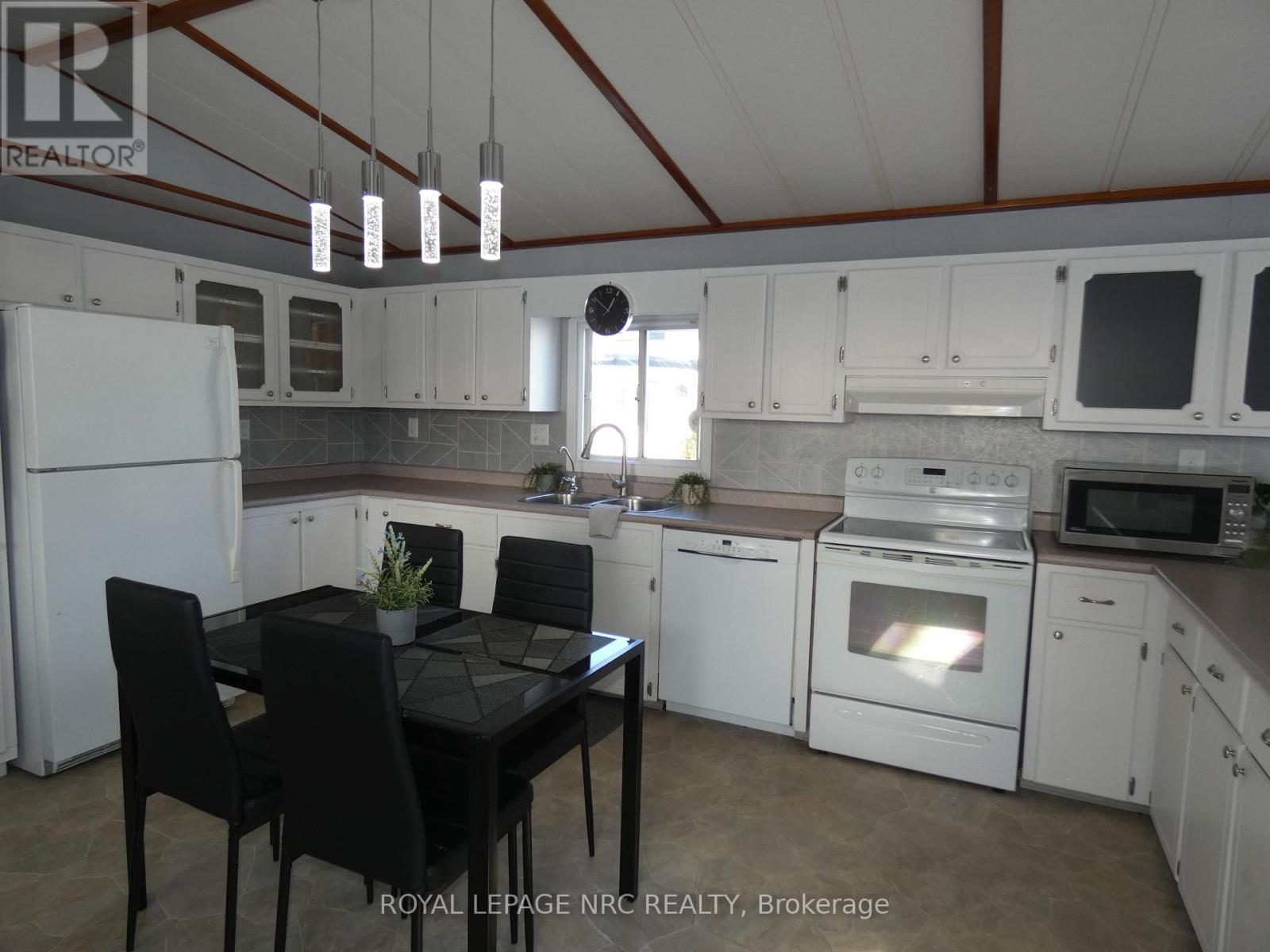 121 - 3033 Townline Road, Fort Erie (Black Creek), ON - Indoor Photo Showing Kitchen With Double Sink