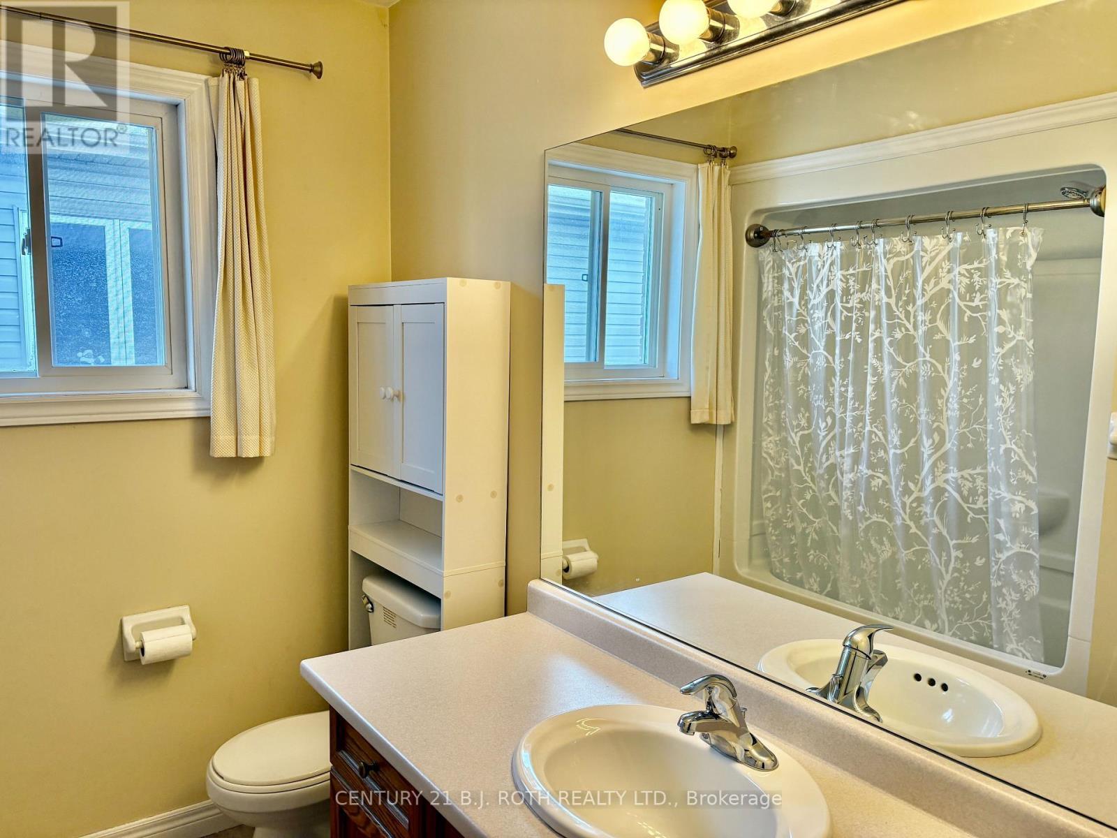 Upper - 194 Livingstone Street E, Barrie, ON - Indoor Photo Showing Bathroom