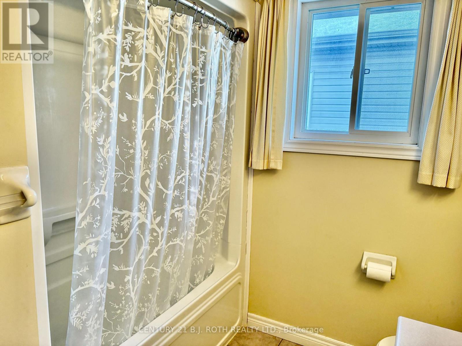 Upper - 194 Livingstone Street E, Barrie, ON - Indoor Photo Showing Bathroom