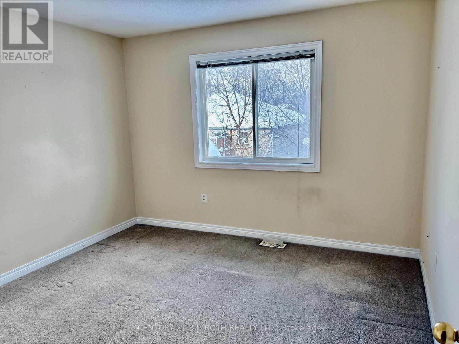 Upper - 194 Livingstone Street E, Barrie, ON - Indoor Photo Showing Other Room