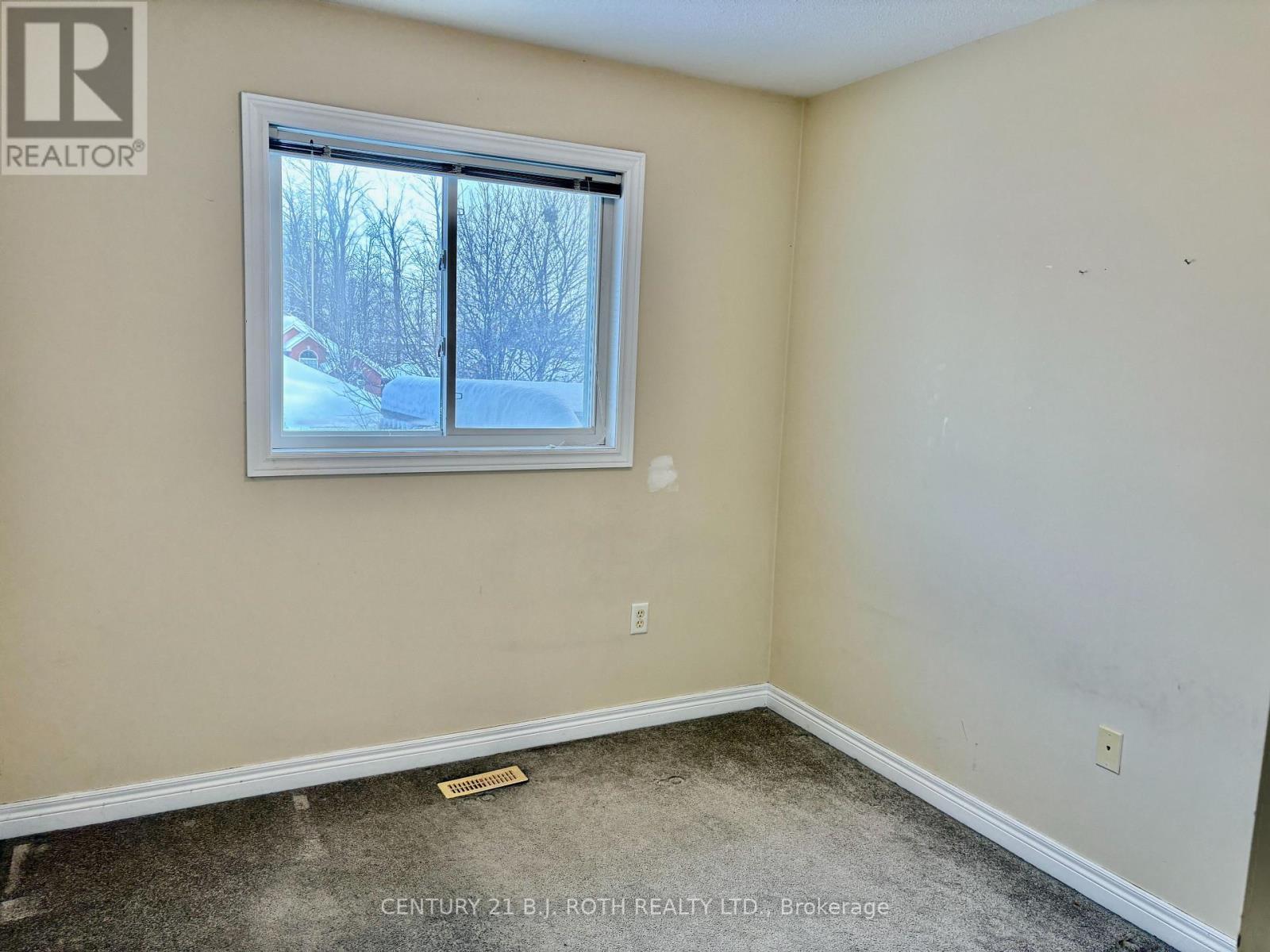 Upper - 194 Livingstone Street E, Barrie, ON - Indoor Photo Showing Other Room