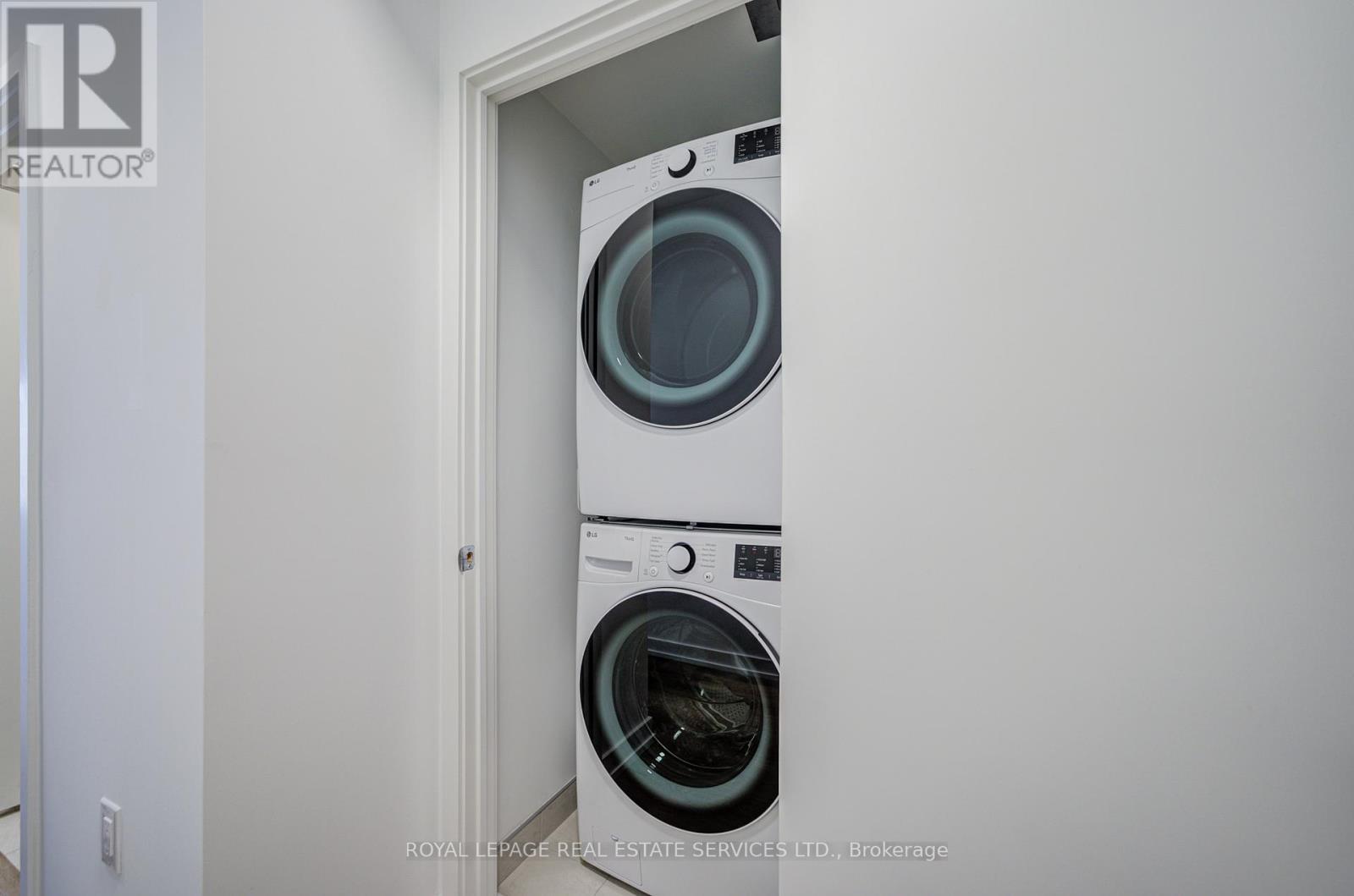 3101 - 395 Square One Drive, Mississauga, ON - Indoor Photo Showing Laundry Room
