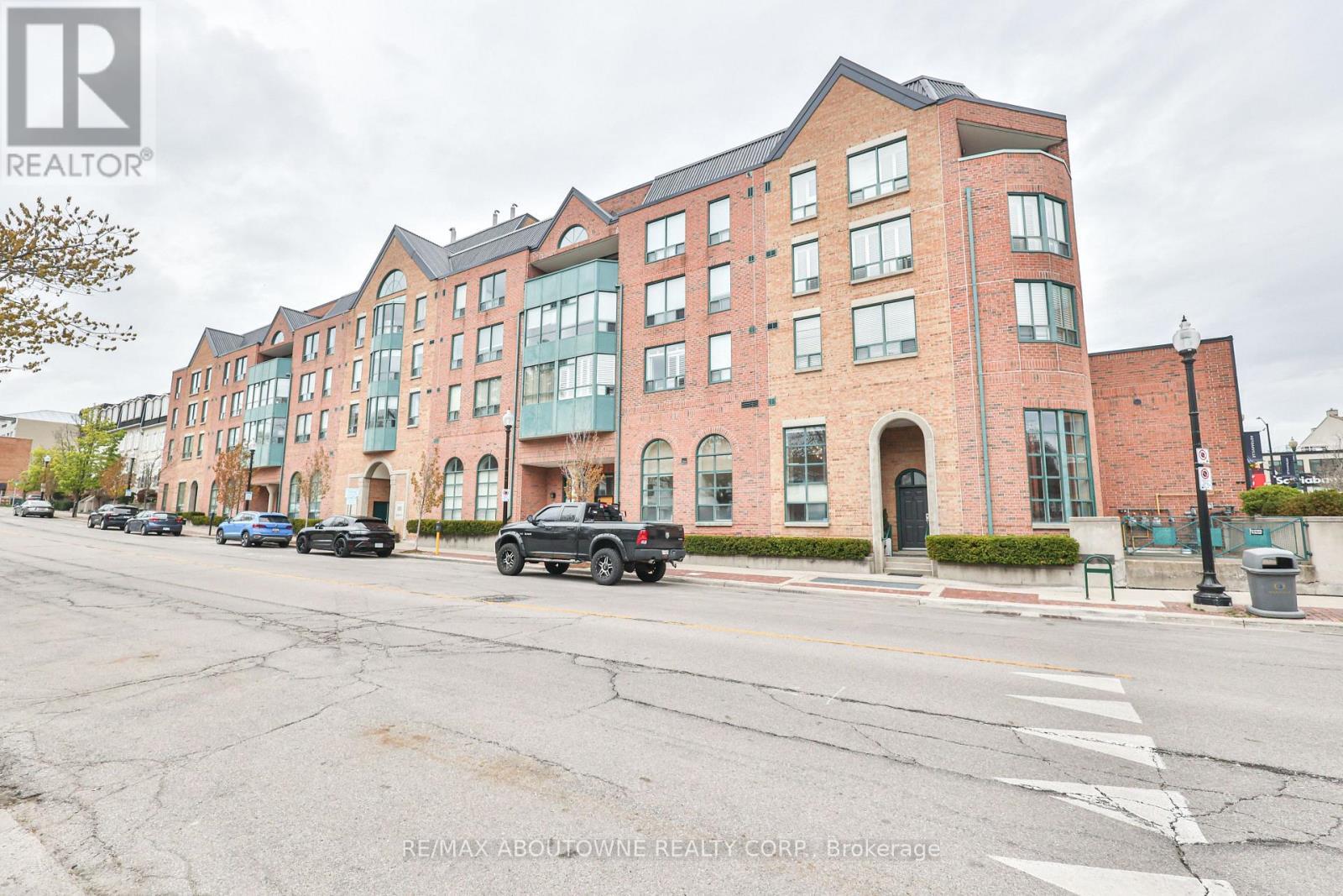 404 - 185 Robinson Street, Oakville, ON - Outdoor With Facade
