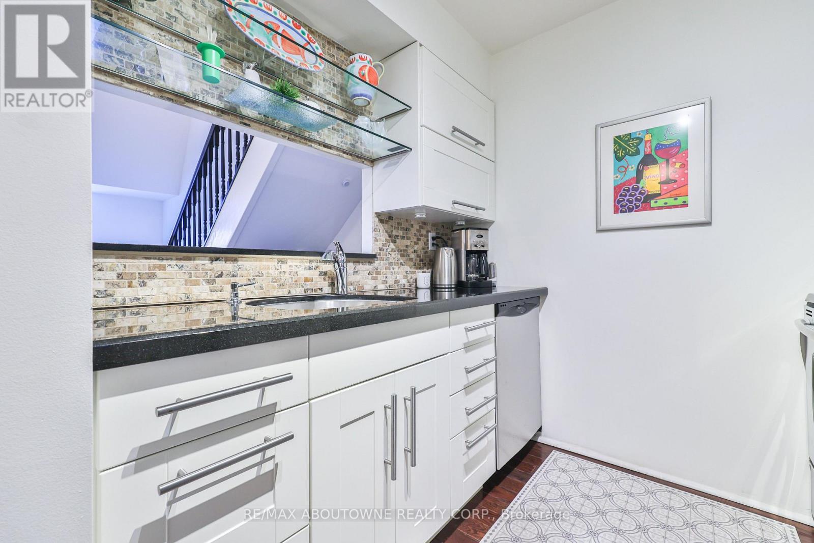 404 - 185 Robinson Street, Oakville, ON - Indoor