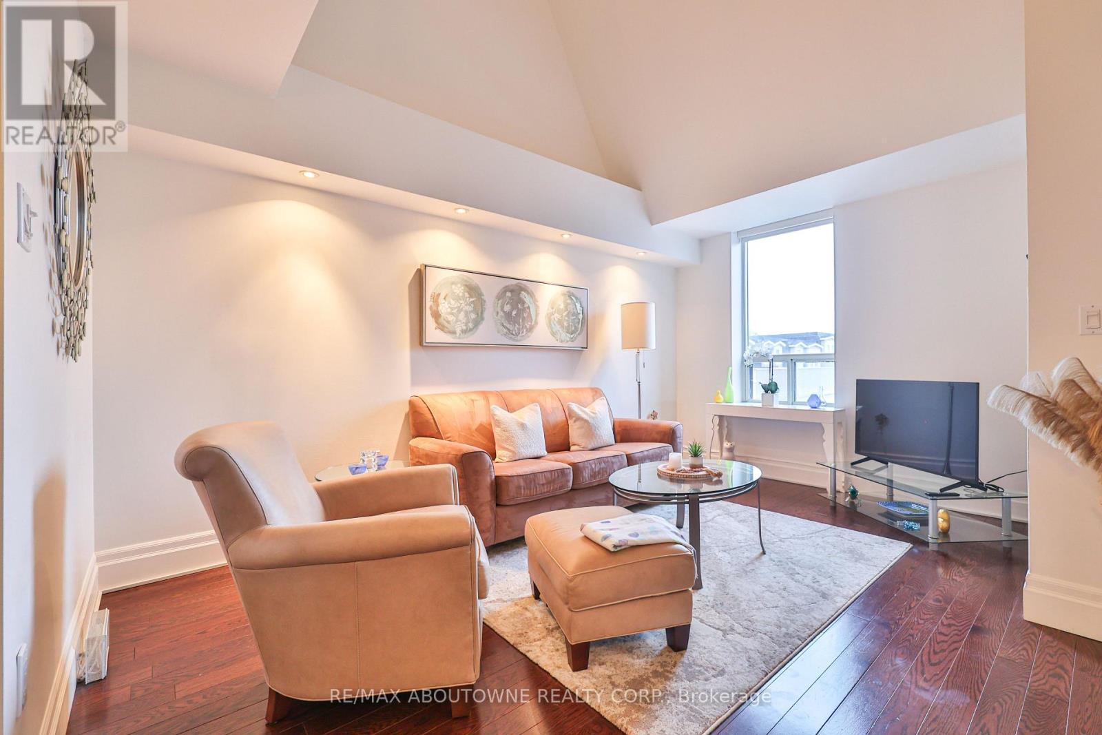 404 - 185 Robinson Street, Oakville, ON - Indoor Photo Showing Living Room