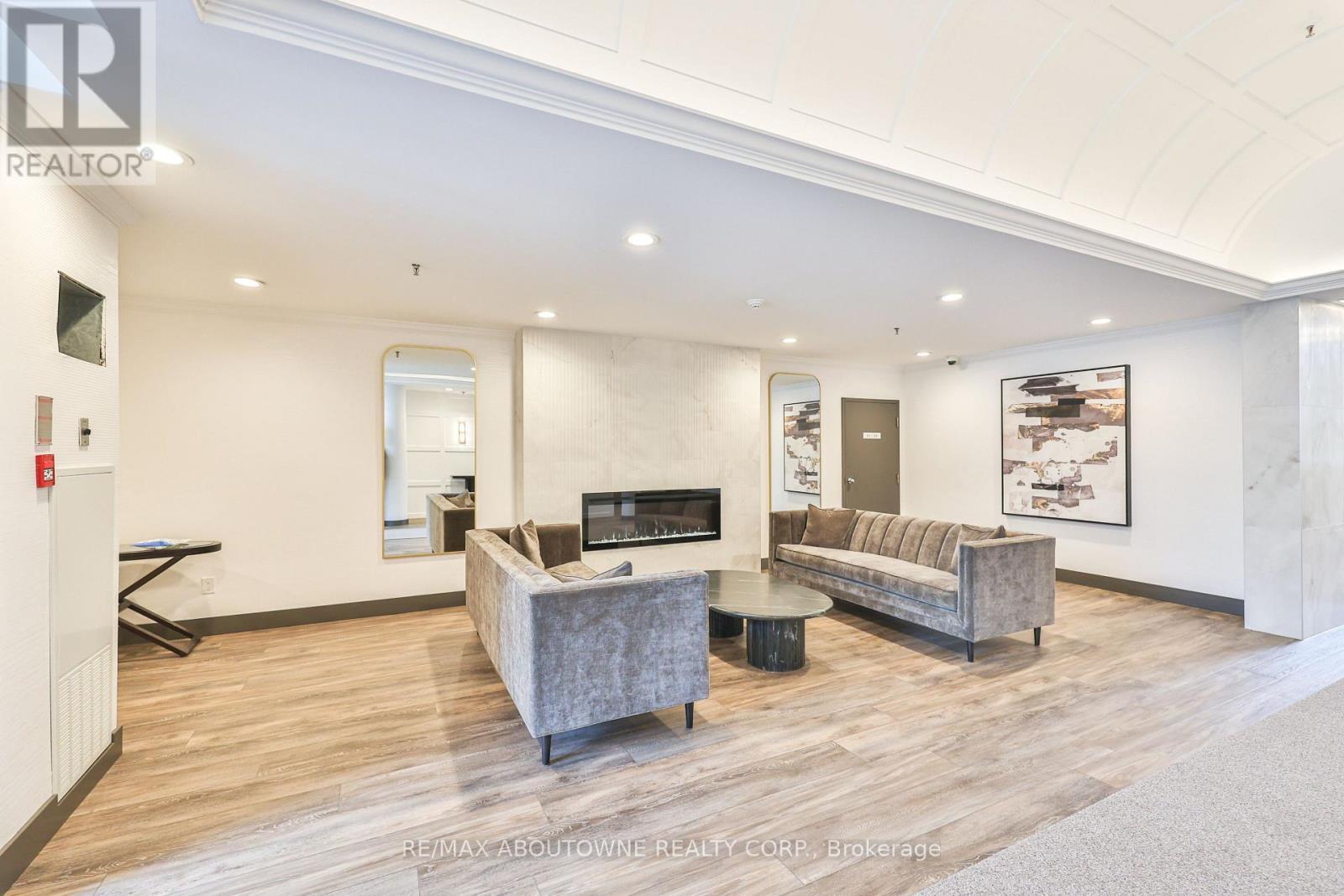 404 - 185 Robinson Street, Oakville, ON - Indoor Photo Showing Living Room With Fireplace