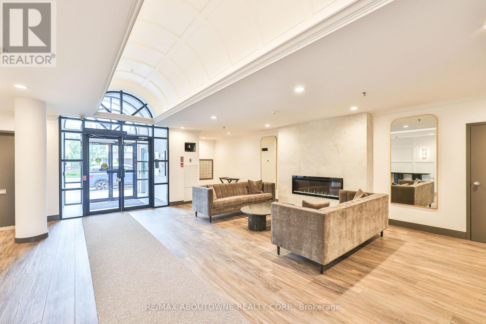 404 - 185 Robinson Street, Oakville, ON - Indoor