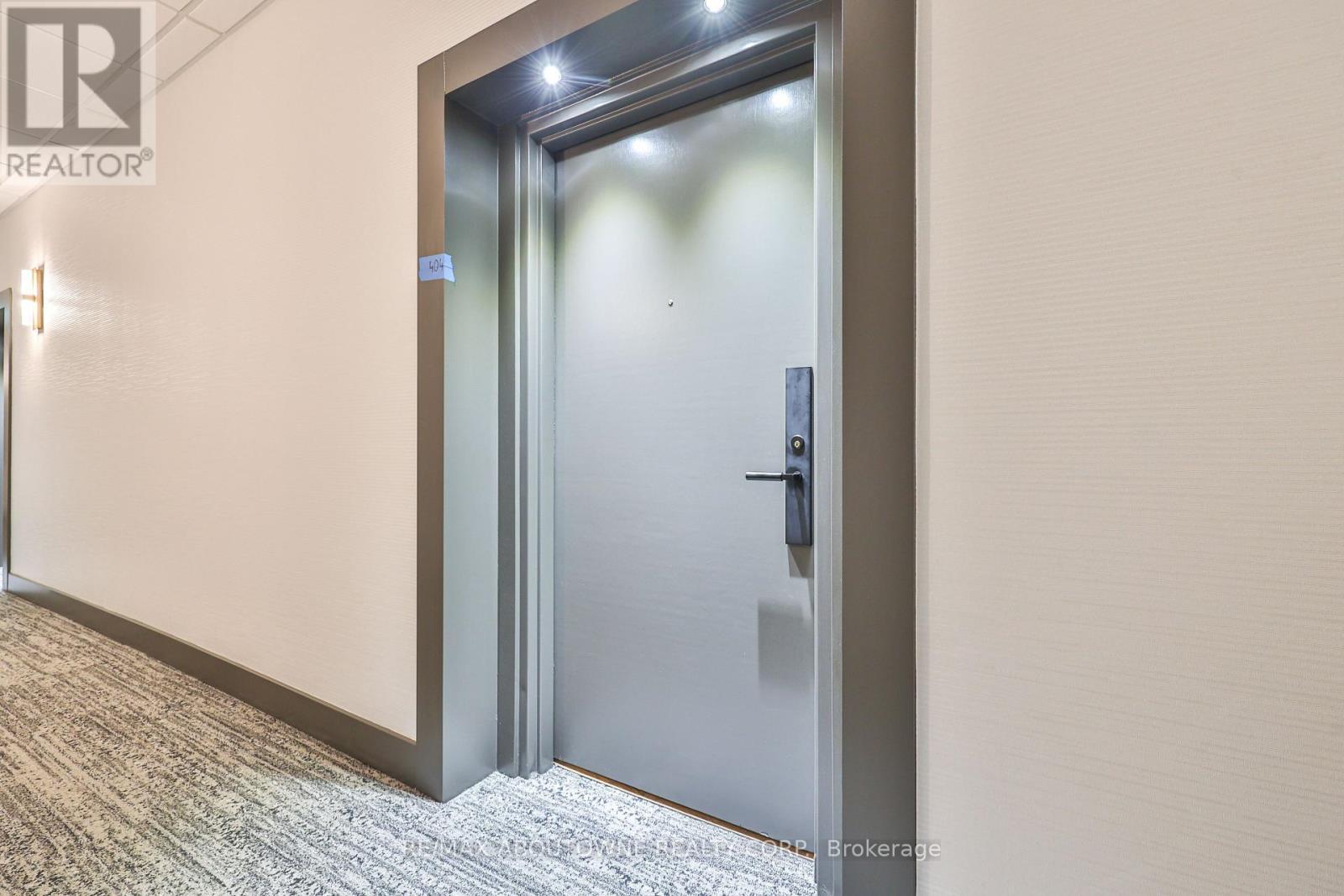 404 - 185 Robinson Street, Oakville, ON - Indoor