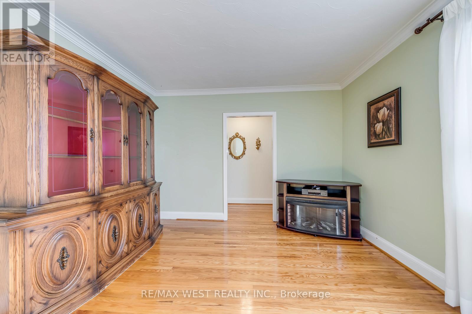 709 Glengrove Avenue, Toronto, ON - Indoor Photo Showing Other Room