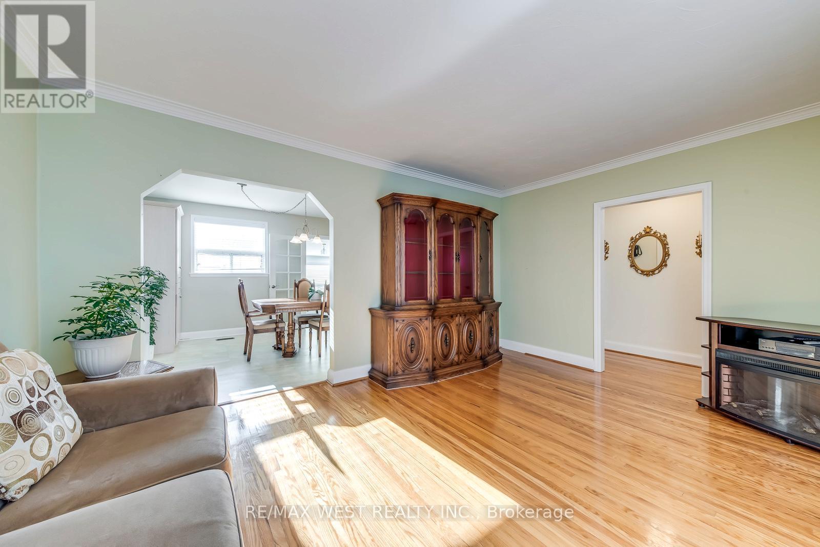 709 Glengrove Avenue, Toronto, ON - Indoor Photo Showing Living Room