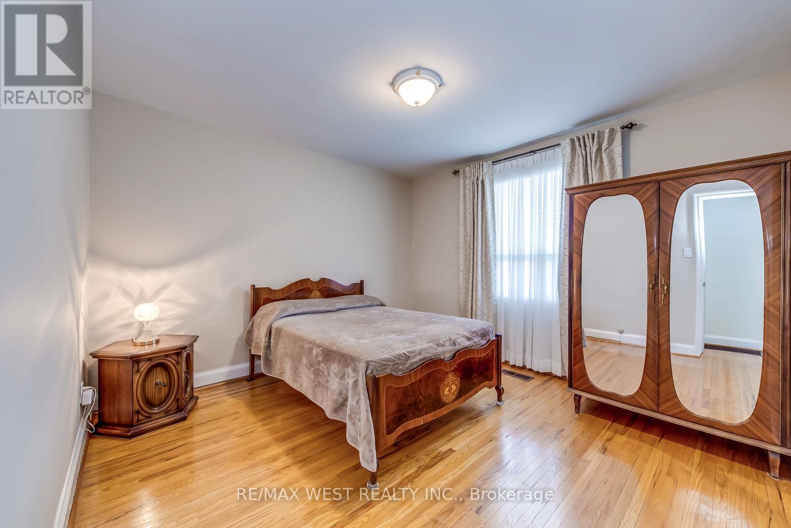 709 Glengrove Avenue, Toronto, ON - Indoor Photo Showing Bedroom