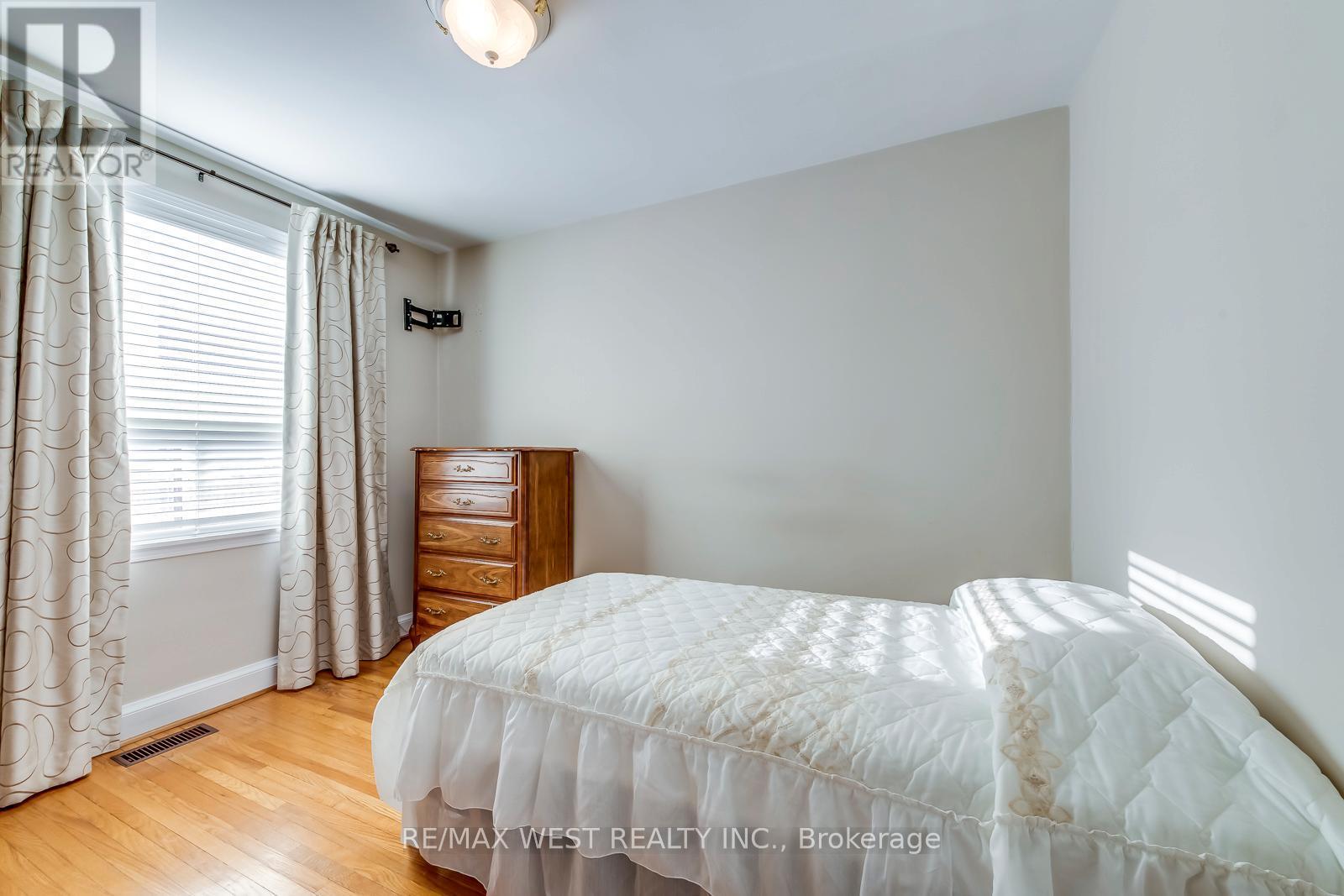 709 Glengrove Avenue, Toronto, ON - Indoor Photo Showing Bedroom