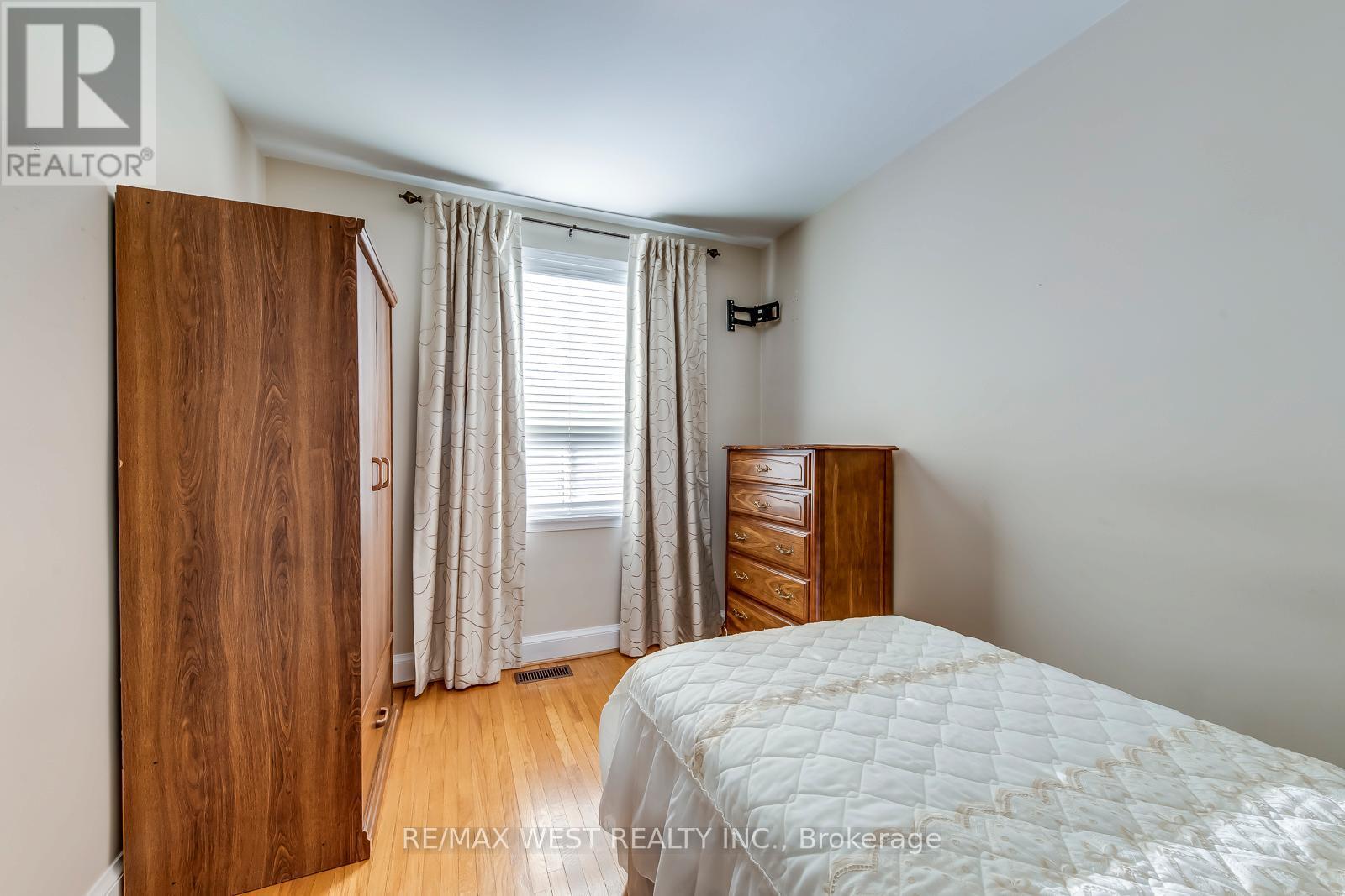 709 Glengrove Avenue, Toronto, ON - Indoor Photo Showing Bedroom