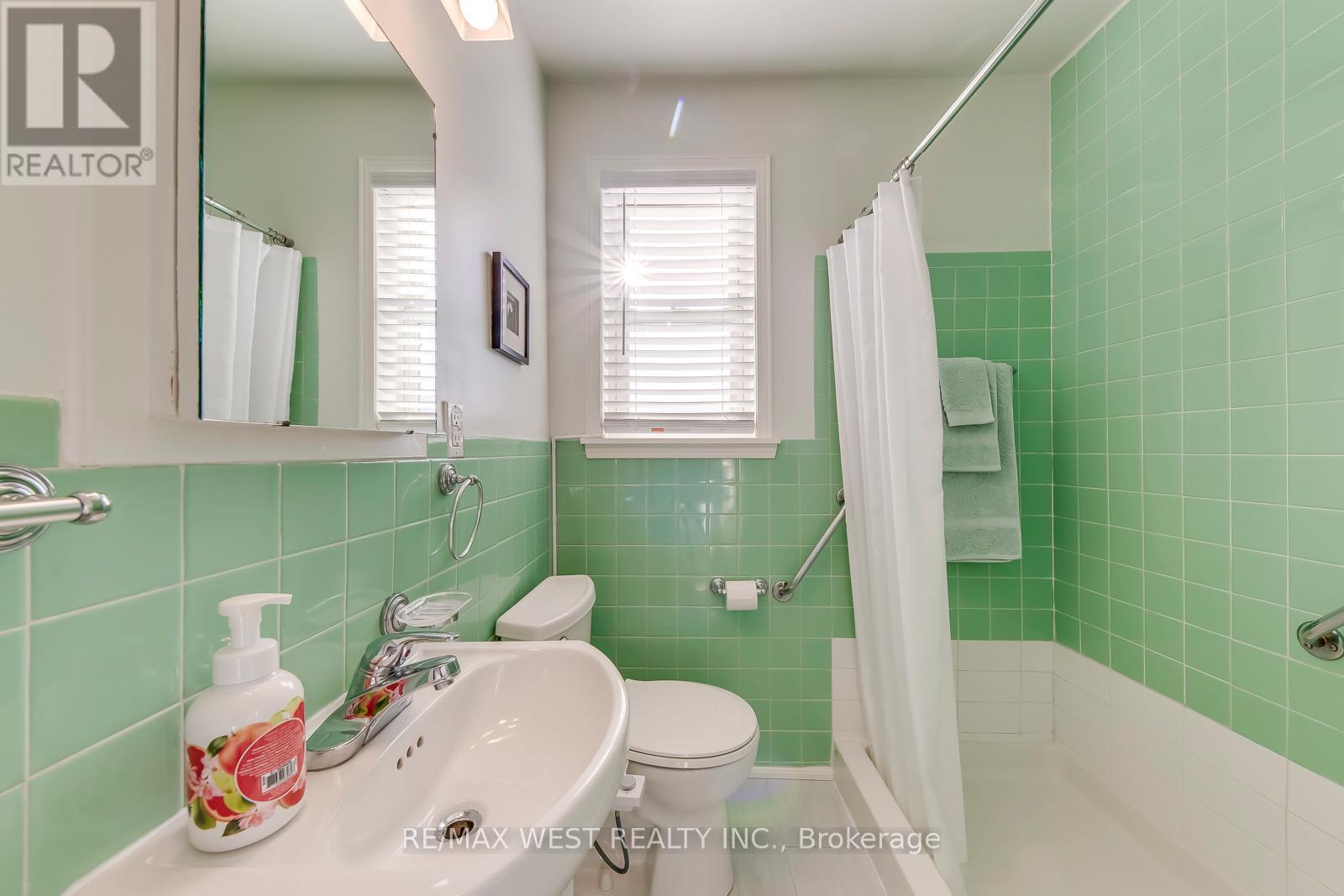 709 Glengrove Avenue, Toronto, ON - Indoor Photo Showing Bathroom