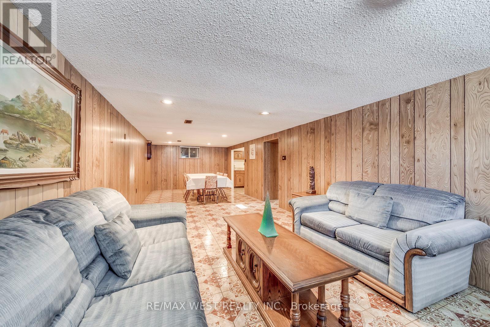 709 Glengrove Avenue, Toronto, ON - Indoor Photo Showing Living Room