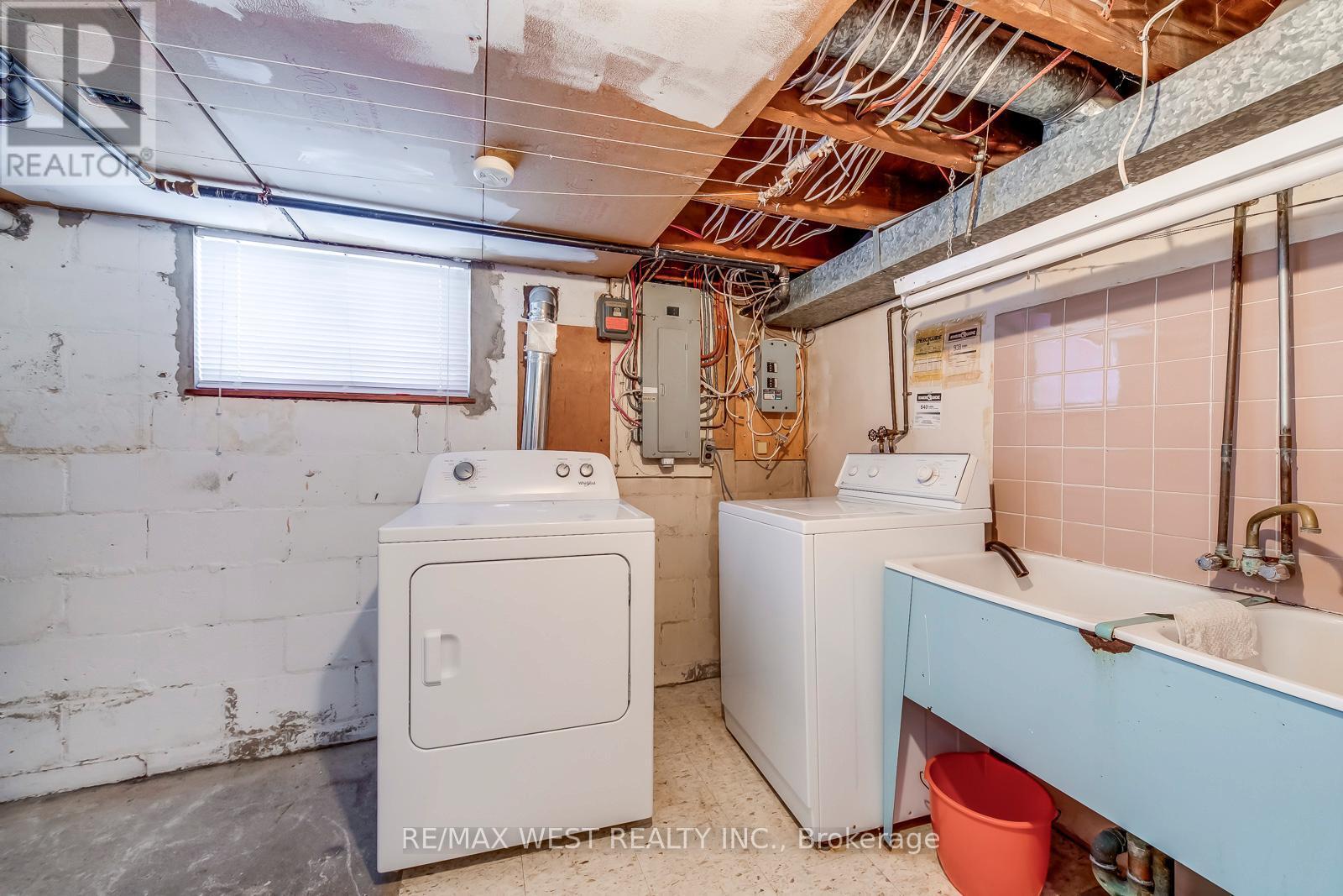 709 Glengrove Avenue, Toronto, ON - Indoor Photo Showing Laundry Room