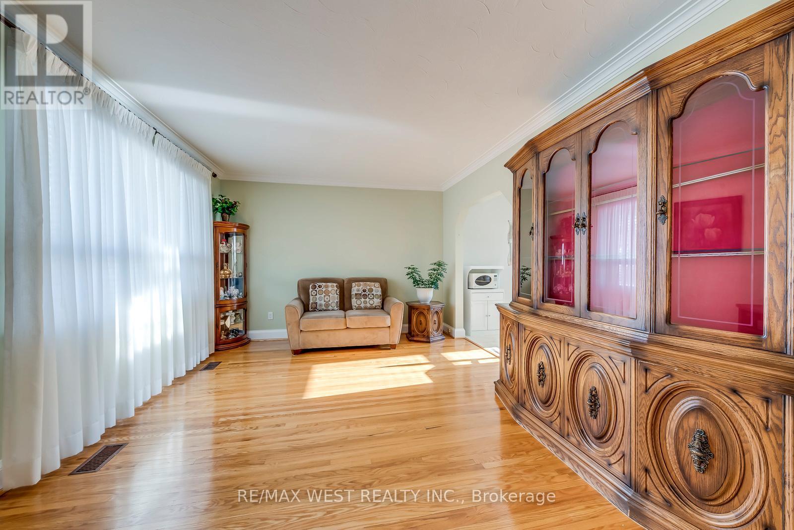 709 Glengrove Avenue, Toronto, ON - Indoor Photo Showing Other Room
