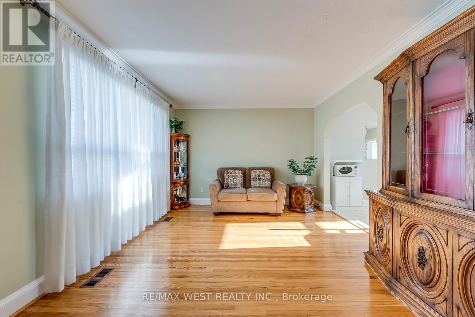 709 Glengrove Avenue, Toronto, ON - Indoor Photo Showing Other Room