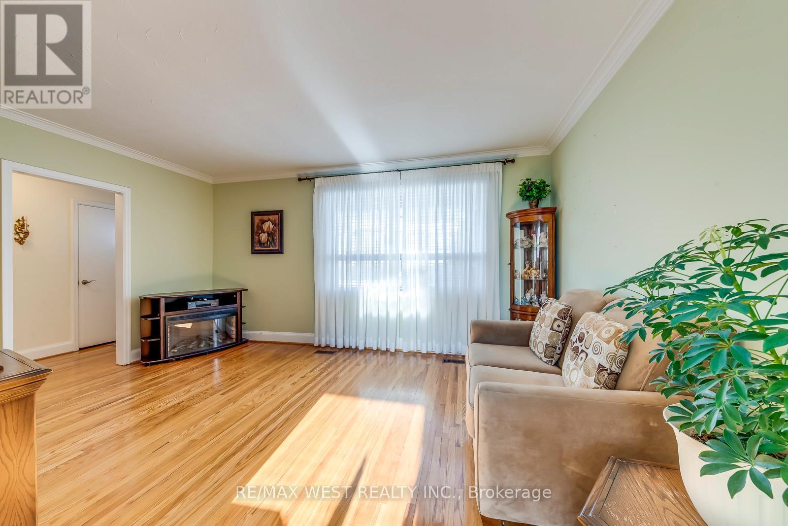 709 Glengrove Avenue, Toronto, ON - Indoor Photo Showing Living Room