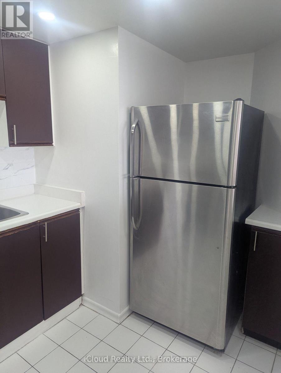 1902 - 4450 Tucana Court, Mississauga, ON - Indoor Photo Showing Kitchen