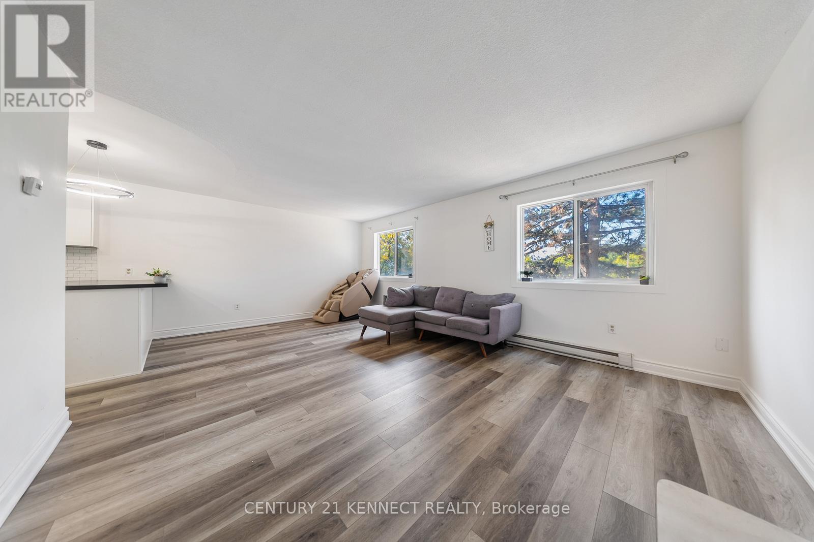 71 - 1030 Falgarwood Drive, Oakville, ON - Indoor Photo Showing Living Room