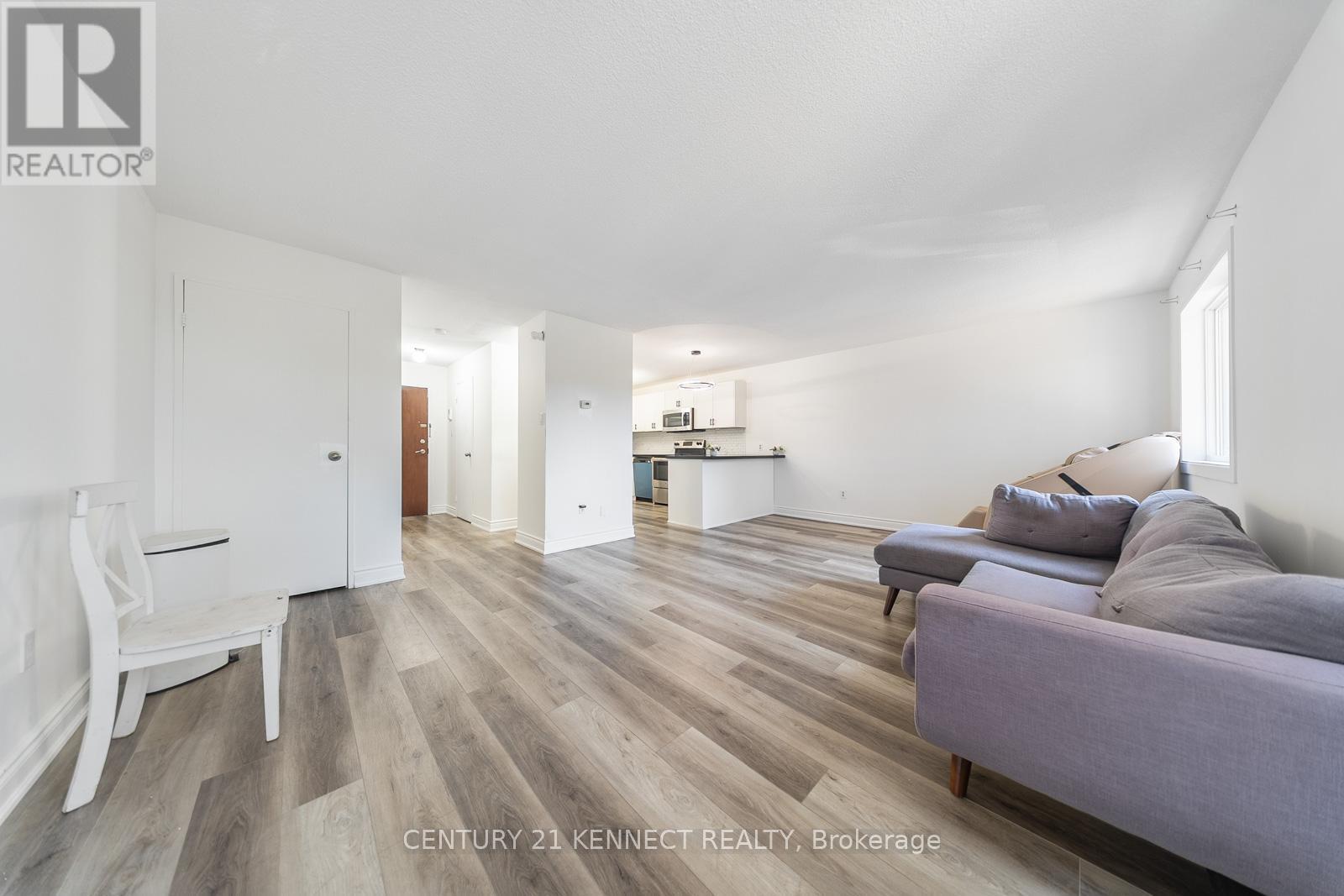 71 - 1030 Falgarwood Drive, Oakville, ON - Indoor Photo Showing Living Room