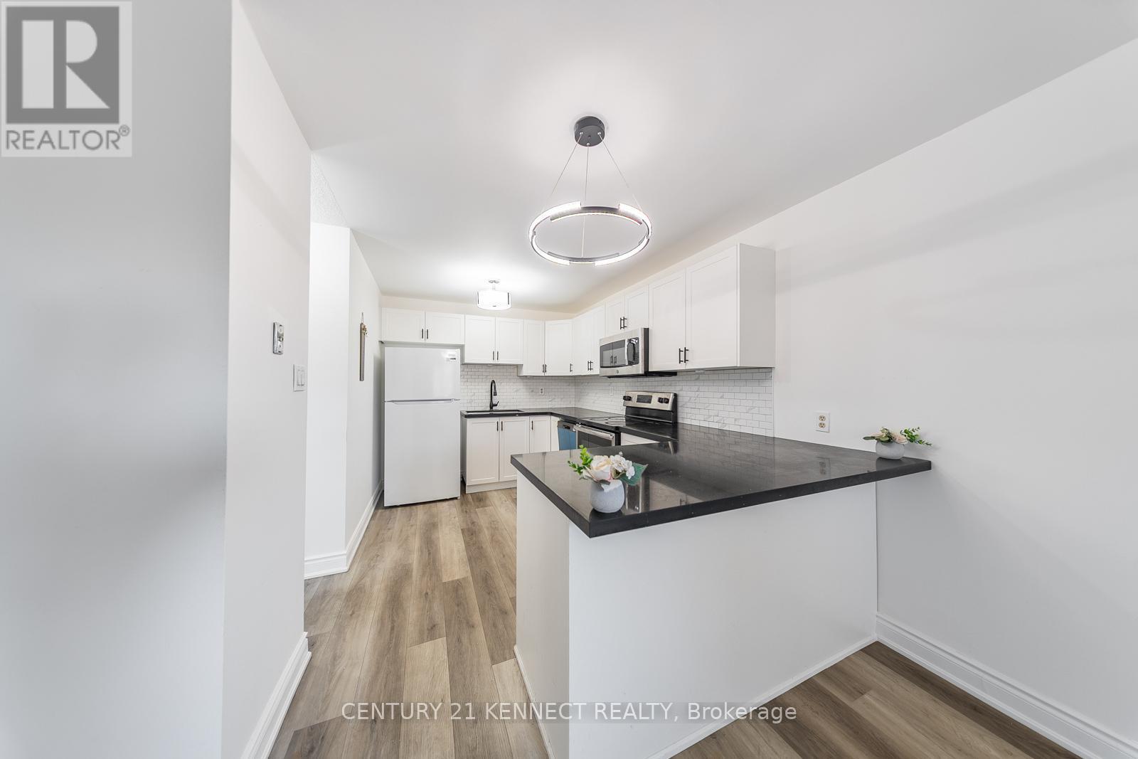 71 - 1030 Falgarwood Drive, Oakville, ON - Indoor Photo Showing Kitchen