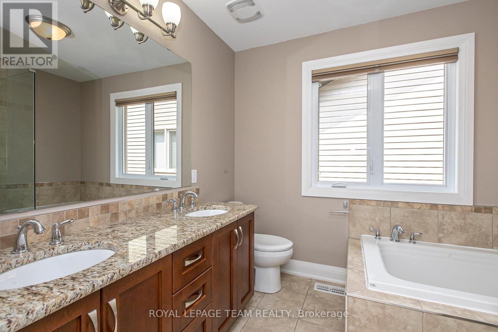 691 Edison Avenue, Ottawa, ON - Indoor Photo Showing Bathroom