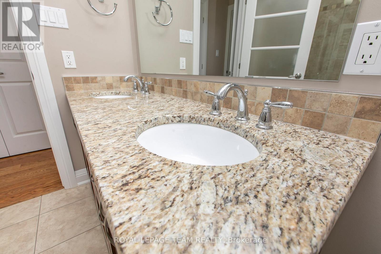 691 Edison Avenue, Ottawa, ON - Indoor Photo Showing Bathroom