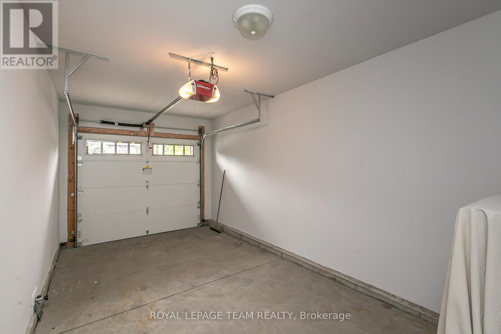 691 Edison Avenue, Ottawa, ON - Indoor Photo Showing Garage