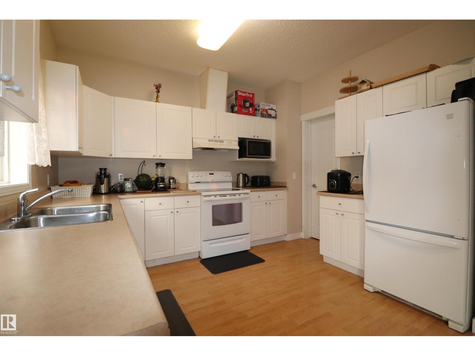 #47 16728 115 St Nw, Edmonton, AB - Indoor Photo Showing Kitchen With Double Sink